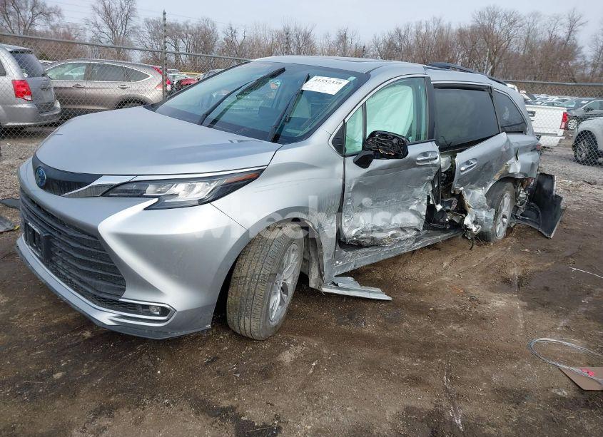 Photo 2 of 2021 Toyota Sienna XLE (VIN 5TDYRKEC1MS068172)