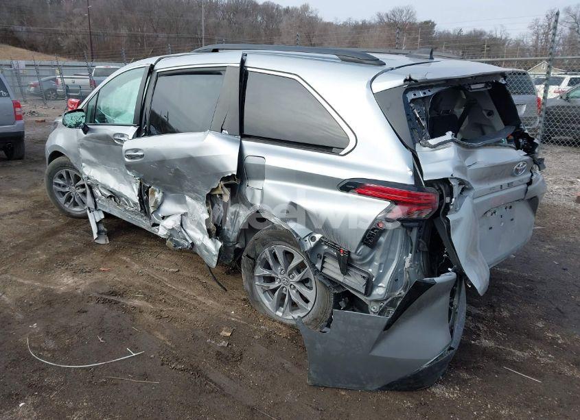 Photo 3 of 2021 Toyota Sienna XLE (VIN 5TDYRKEC1MS068172)