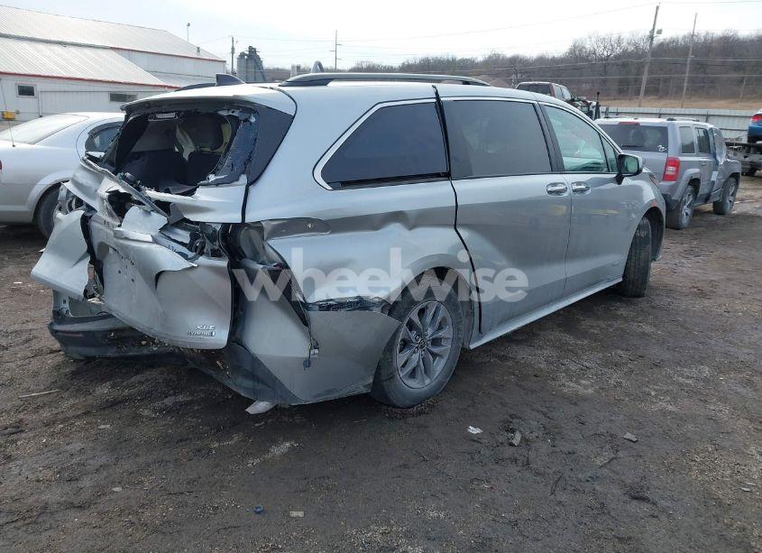 Photo 4 of 2021 Toyota Sienna XLE (VIN 5TDYRKEC1MS068172)