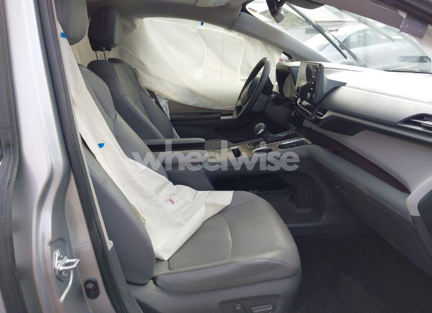 Photo 5 of 2021 Toyota Sienna XLE (VIN 5TDYRKEC1MS068172)