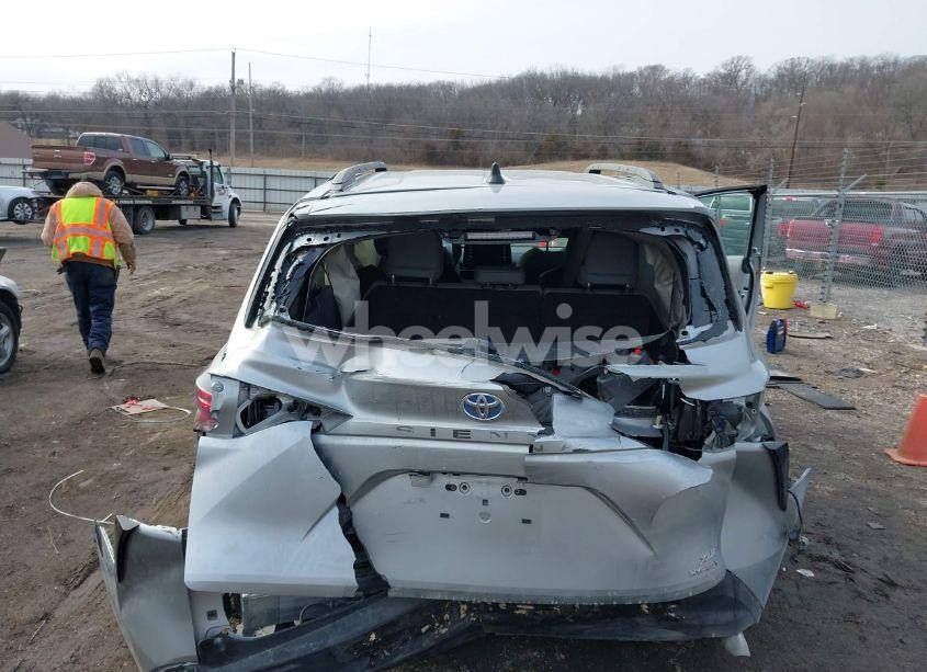 Photo 6 of 2021 Toyota Sienna XLE (VIN 5TDYRKEC1MS068172)