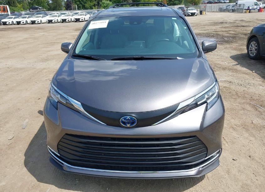 Photo 12 of 2021 Toyota Sienna XLE (VIN 5TDYRKEC1MS074490)