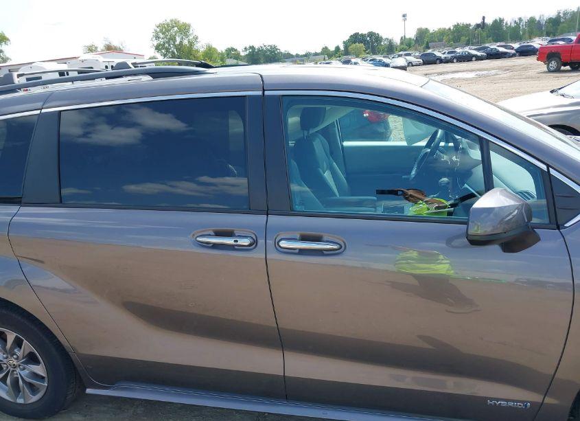 Photo 13 of 2021 Toyota Sienna XLE (VIN 5TDYRKEC1MS074490)