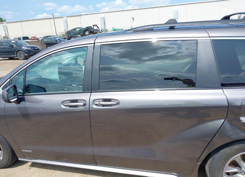 Photo 14 of 2021 Toyota Sienna XLE (VIN 5TDYRKEC1MS074490)