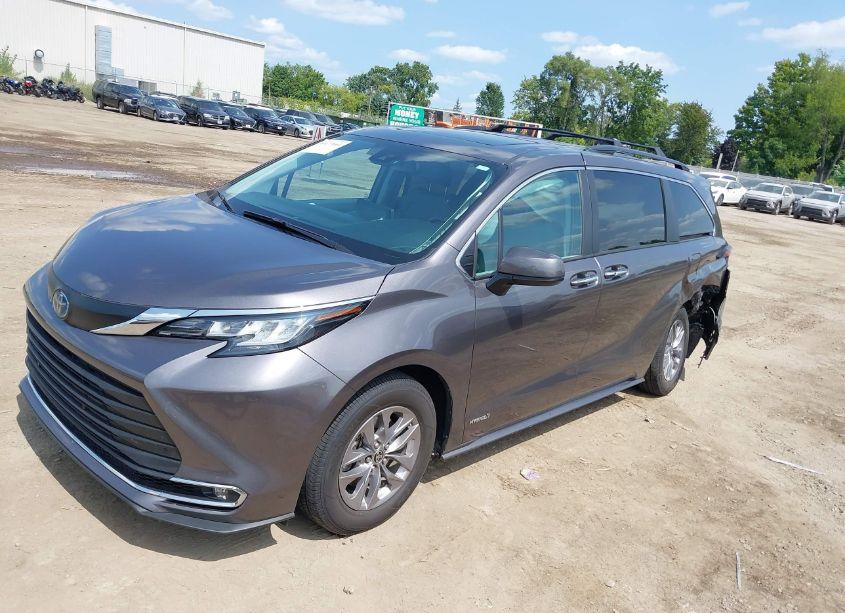 Photo 2 of 2021 Toyota Sienna XLE (VIN 5TDYRKEC1MS074490)