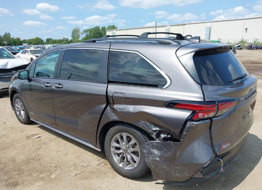 Photo 3 of 2021 Toyota Sienna XLE (VIN 5TDYRKEC1MS074490)