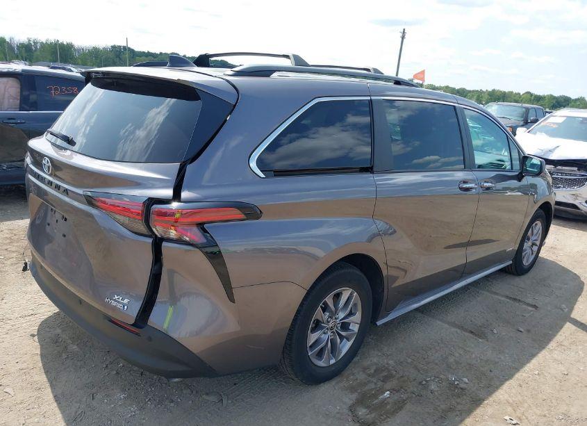 Photo 4 of 2021 Toyota Sienna XLE (VIN 5TDYRKEC1MS074490)