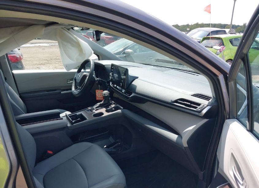 Photo 5 of 2021 Toyota Sienna XLE (VIN 5TDYRKEC1MS074490)