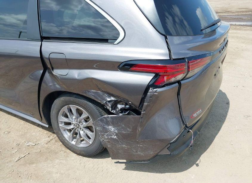 Photo 6 of 2021 Toyota Sienna XLE (VIN 5TDYRKEC1MS074490)