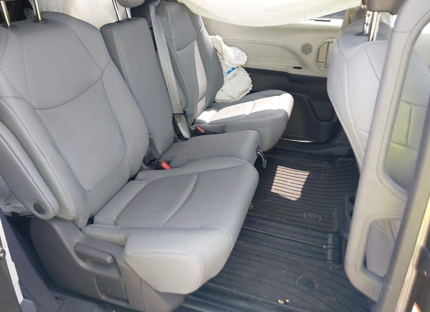 Photo 8 of 2021 Toyota Sienna XLE (VIN 5TDYRKEC1MS074490)