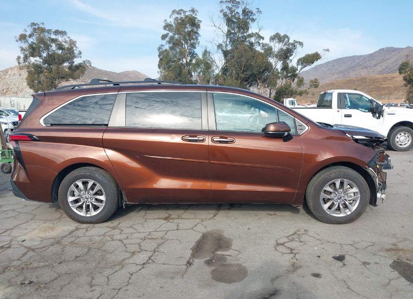 Photo 14 of 2022 Toyota Sienna XLE (VIN 5TDYRKEC1NS081585)