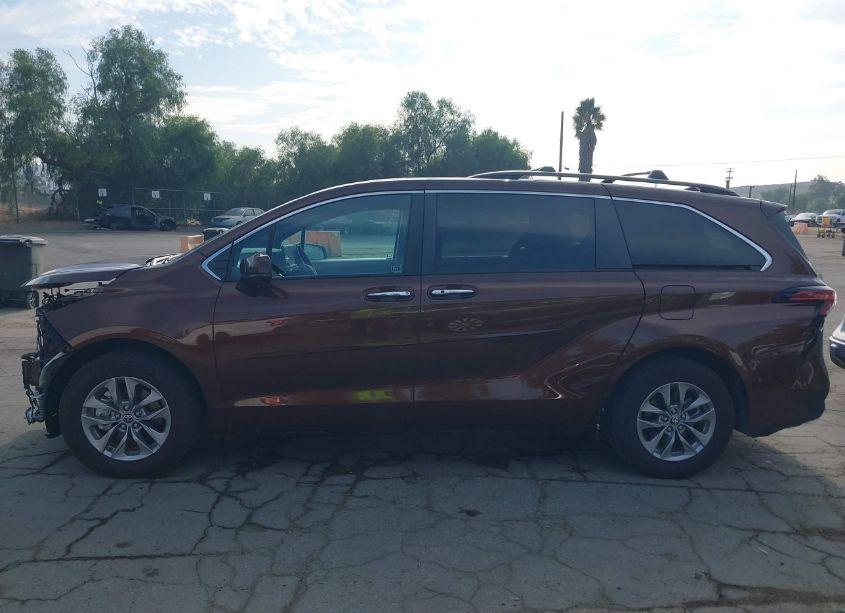 Photo 15 of 2022 Toyota Sienna XLE (VIN 5TDYRKEC1NS081585)