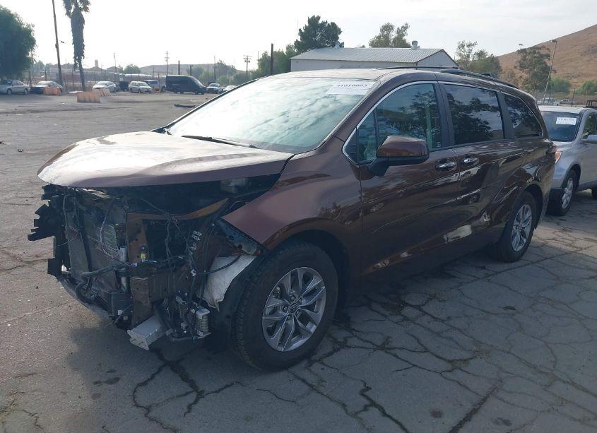 Photo 2 of 2022 Toyota Sienna XLE (VIN 5TDYRKEC1NS081585)