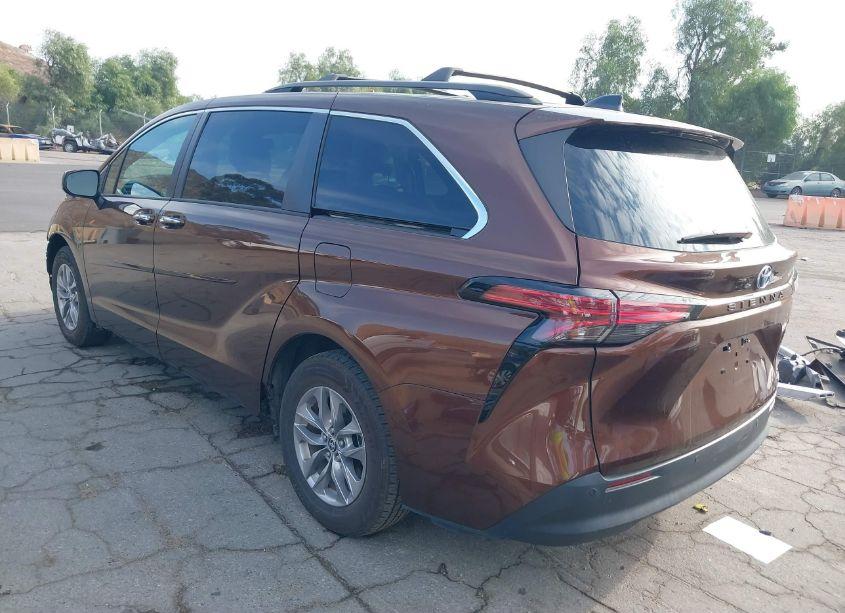 Photo 3 of 2022 Toyota Sienna XLE (VIN 5TDYRKEC1NS081585)