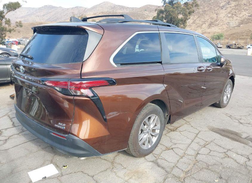 Photo 4 of 2022 Toyota Sienna XLE (VIN 5TDYRKEC1NS081585)