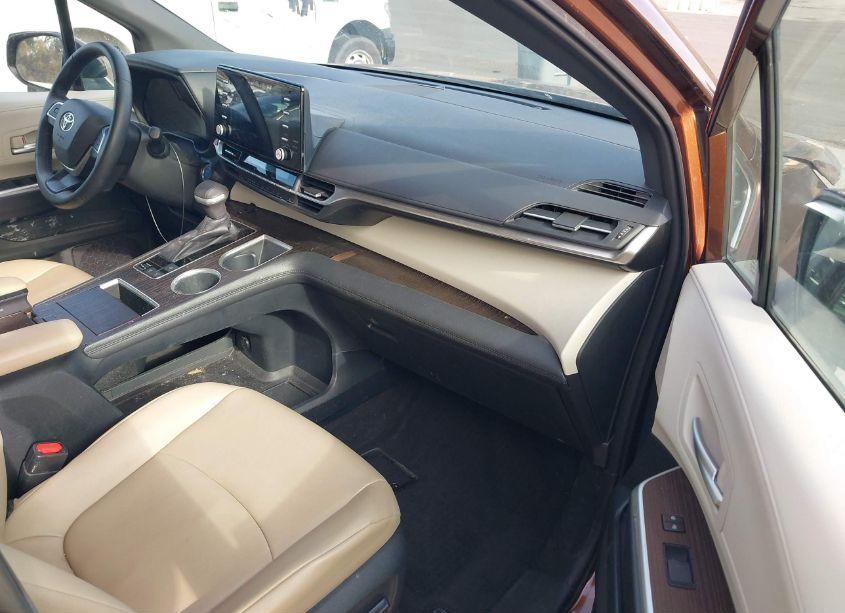 Photo 5 of 2022 Toyota Sienna XLE (VIN 5TDYRKEC1NS081585)