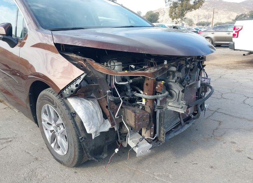 Photo 6 of 2022 Toyota Sienna XLE (VIN 5TDYRKEC1NS081585)