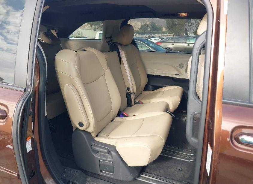 Photo 8 of 2022 Toyota Sienna XLE (VIN 5TDYRKEC1NS081585)