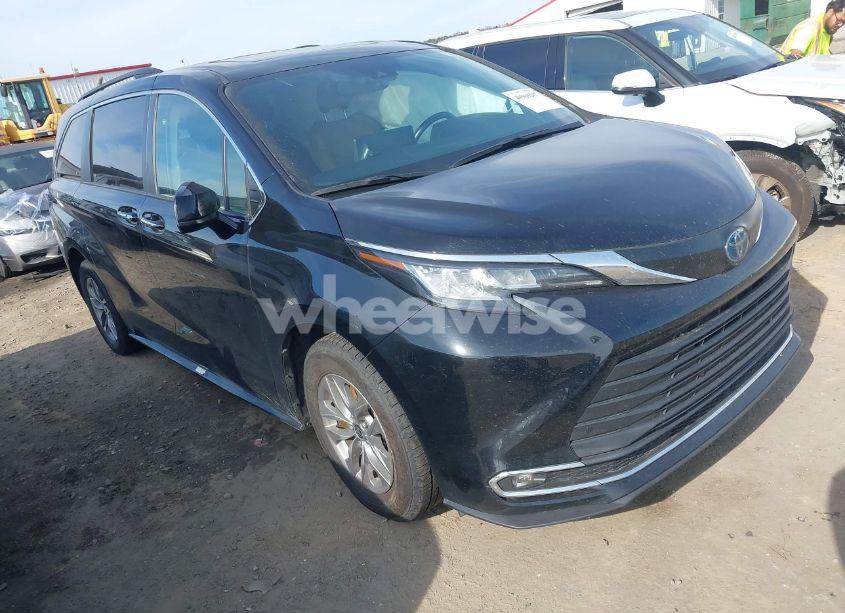 2022 Toyota Sienna XLE (VIN 5TDYRKEC1NS093851) main photo