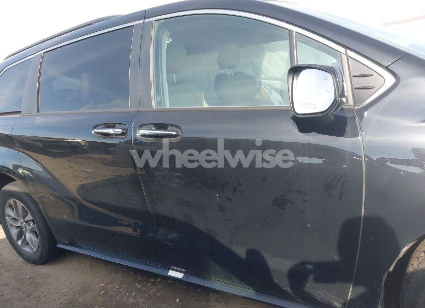 Photo 13 of 2022 Toyota Sienna XLE (VIN 5TDYRKEC1NS093851)