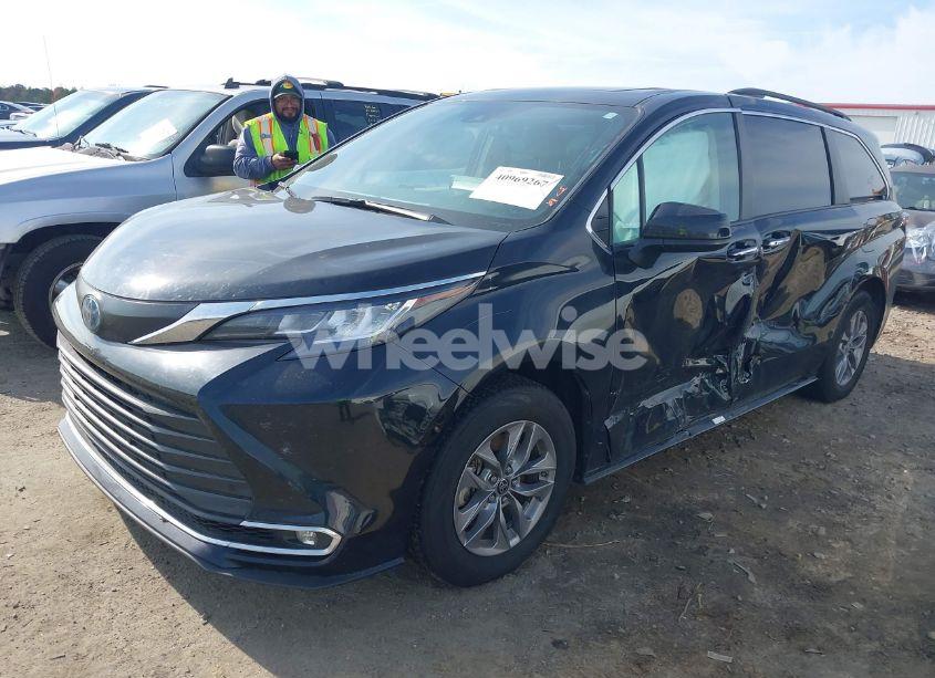 Photo 2 of 2022 Toyota Sienna XLE (VIN 5TDYRKEC1NS093851)