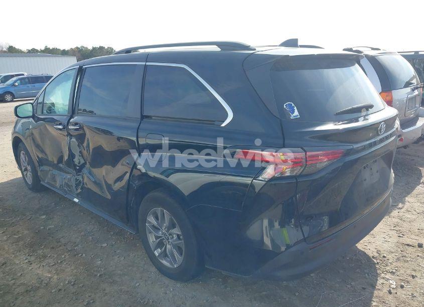 Photo 3 of 2022 Toyota Sienna XLE (VIN 5TDYRKEC1NS093851)