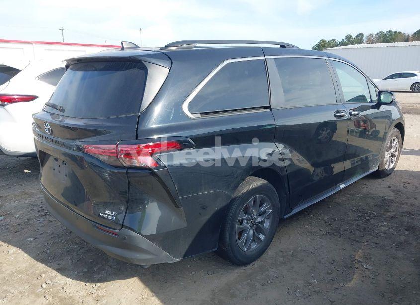 Photo 4 of 2022 Toyota Sienna XLE (VIN 5TDYRKEC1NS093851)