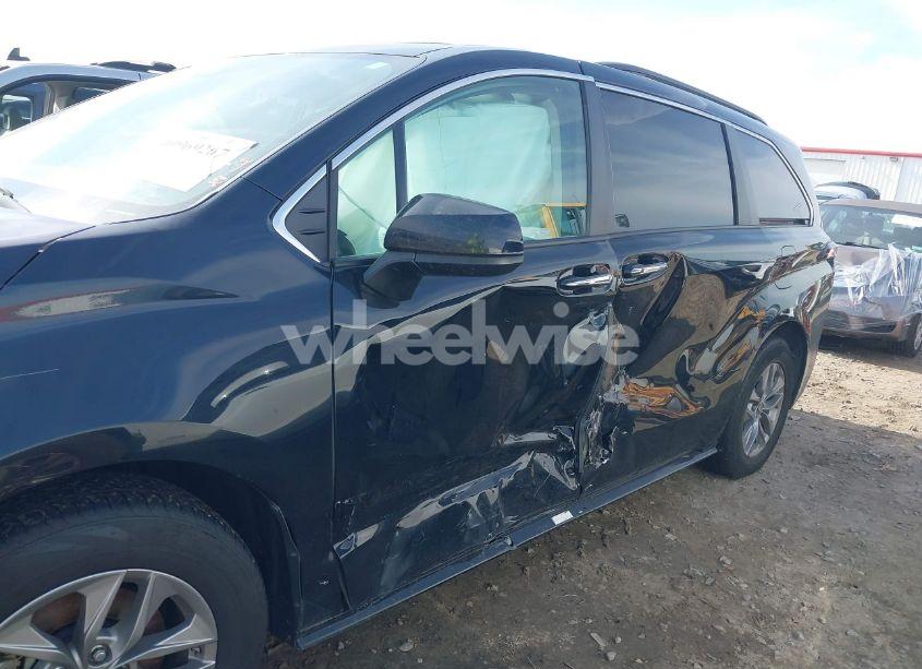 Photo 6 of 2022 Toyota Sienna XLE (VIN 5TDYRKEC1NS093851)