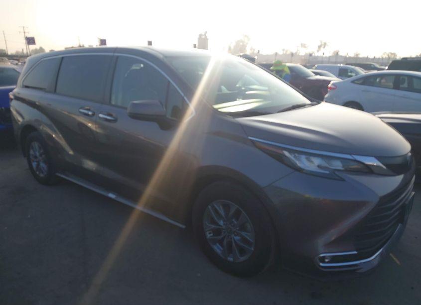 2022 Toyota Sienna XLE (VIN 5TDYRKEC1NS097138) main photo