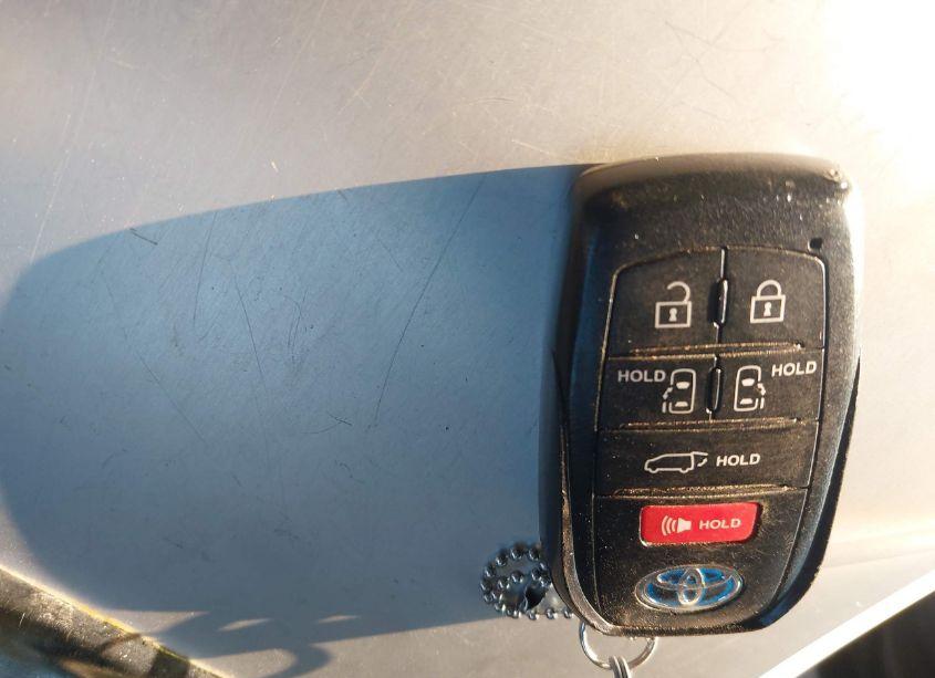 Photo 11 of 2022 Toyota Sienna XLE (VIN 5TDYRKEC1NS097138)