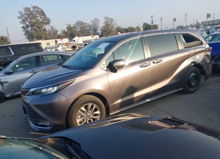 Photo 2 of 2022 Toyota Sienna XLE (VIN 5TDYRKEC1NS097138)