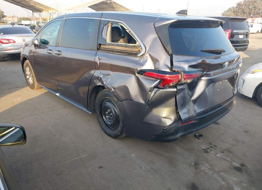 Photo 3 of 2022 Toyota Sienna XLE (VIN 5TDYRKEC1NS097138)