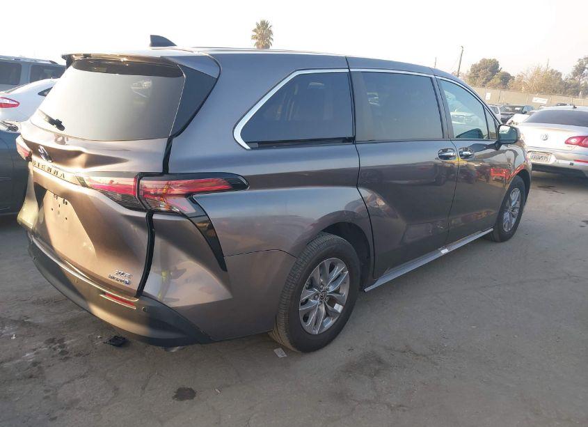 Photo 4 of 2022 Toyota Sienna XLE (VIN 5TDYRKEC1NS097138)
