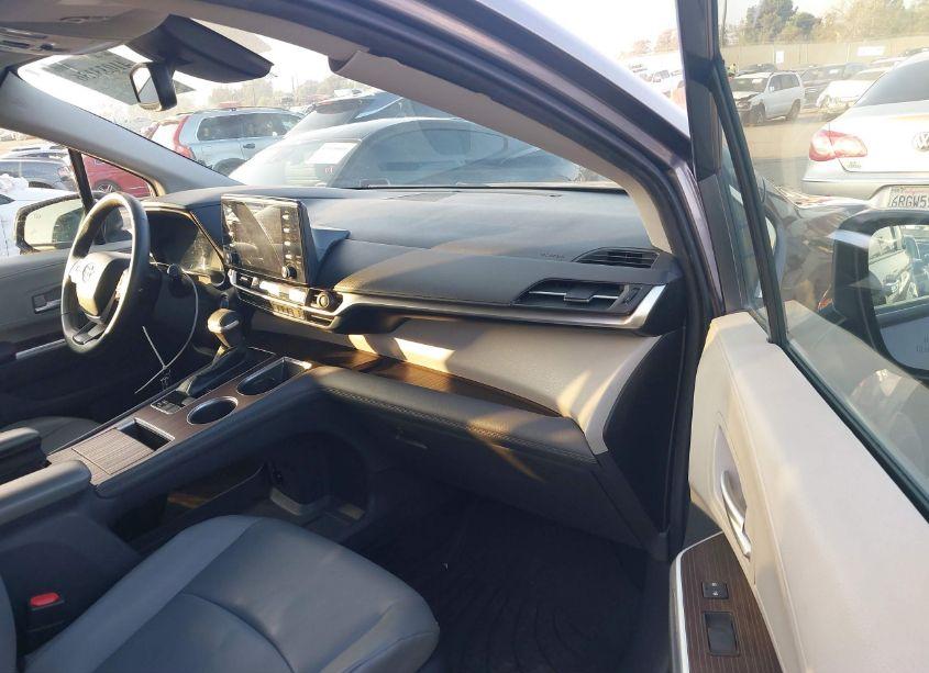 Photo 5 of 2022 Toyota Sienna XLE (VIN 5TDYRKEC1NS097138)