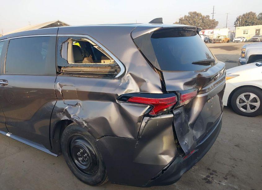 Photo 6 of 2022 Toyota Sienna XLE (VIN 5TDYRKEC1NS097138)