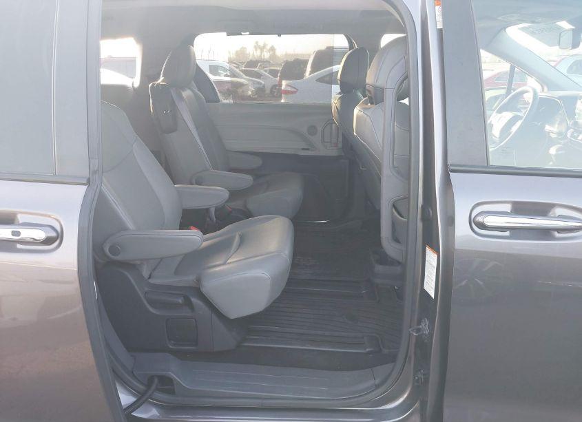 Photo 8 of 2022 Toyota Sienna XLE (VIN 5TDYRKEC1NS097138)