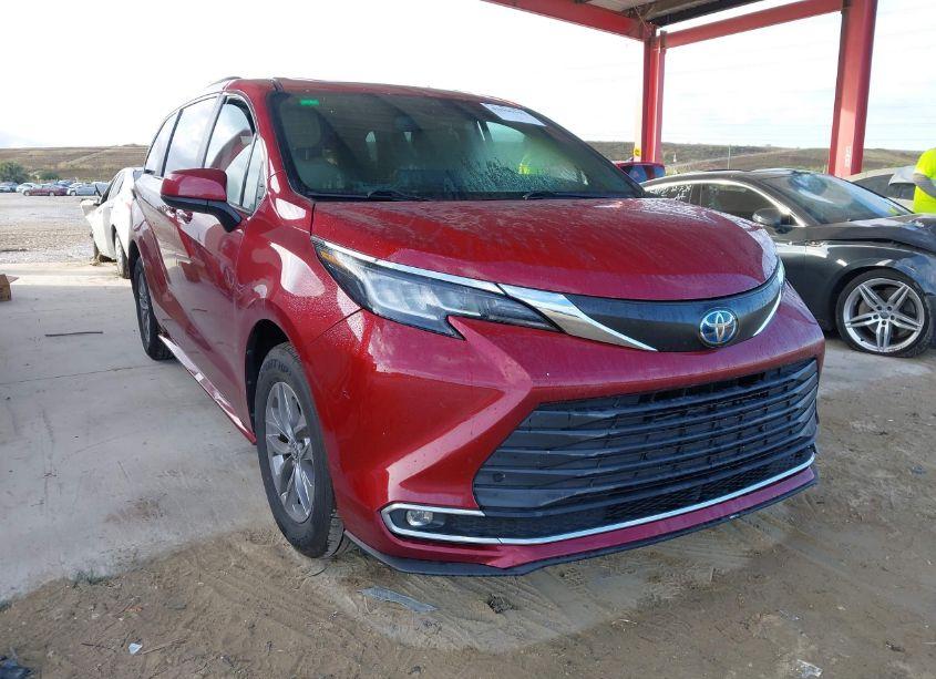 2022 Toyota Sienna XLE (VIN 5TDYRKEC1NS099794) main photo