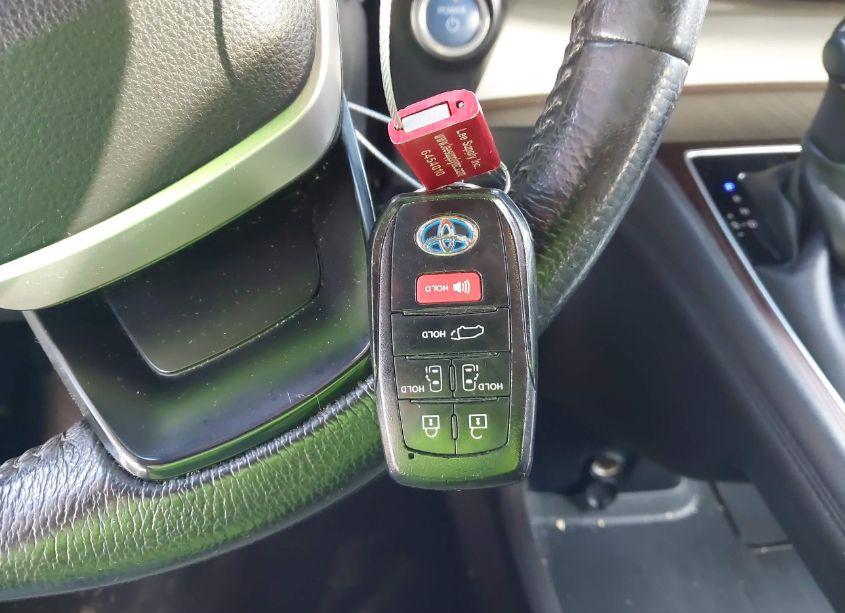 Photo 11 of 2022 Toyota Sienna XLE (VIN 5TDYRKEC1NS099794)