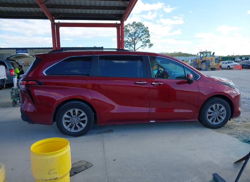 Photo 13 of 2022 Toyota Sienna XLE (VIN 5TDYRKEC1NS099794)