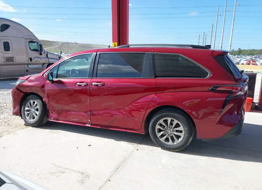 Photo 14 of 2022 Toyota Sienna XLE (VIN 5TDYRKEC1NS099794)