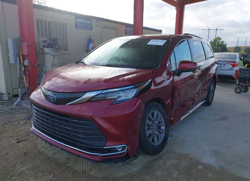 Photo 2 of 2022 Toyota Sienna XLE (VIN 5TDYRKEC1NS099794)