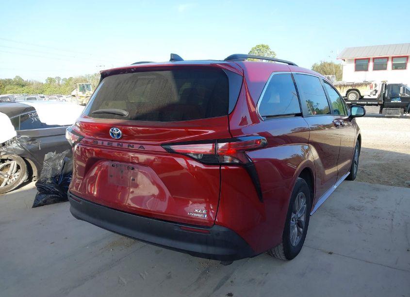 Photo 4 of 2022 Toyota Sienna XLE (VIN 5TDYRKEC1NS099794)