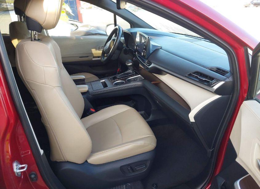 Photo 5 of 2022 Toyota Sienna XLE (VIN 5TDYRKEC1NS099794)
