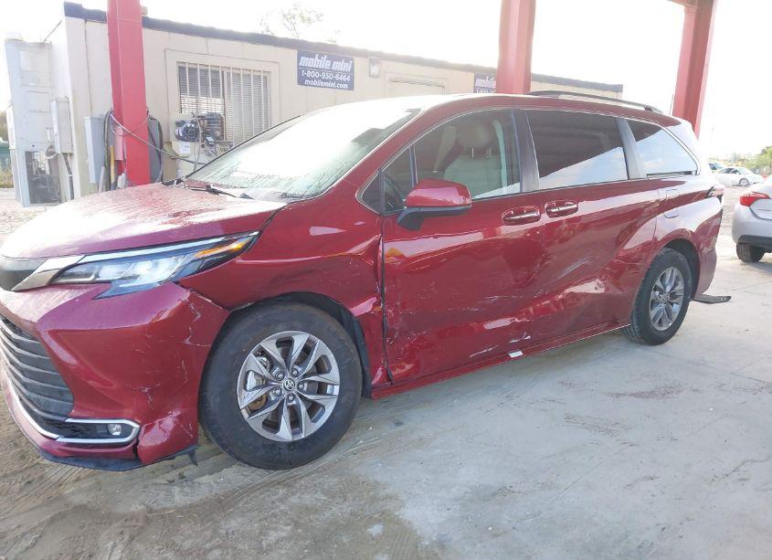 Photo 6 of 2022 Toyota Sienna XLE (VIN 5TDYRKEC1NS099794)