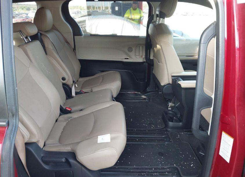 Photo 8 of 2022 Toyota Sienna XLE (VIN 5TDYRKEC1NS099794)