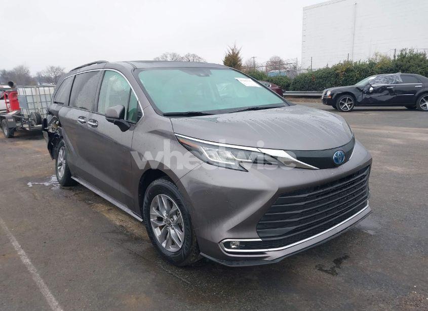 2022 Toyota Sienna XLE (VIN 5TDYRKEC1NS100619) main photo