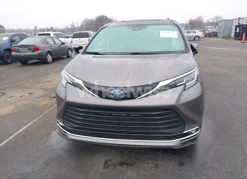 Photo 12 of 2022 Toyota Sienna XLE (VIN 5TDYRKEC1NS100619)