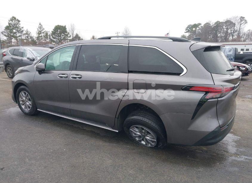 Photo 14 of 2022 Toyota Sienna XLE (VIN 5TDYRKEC1NS100619)