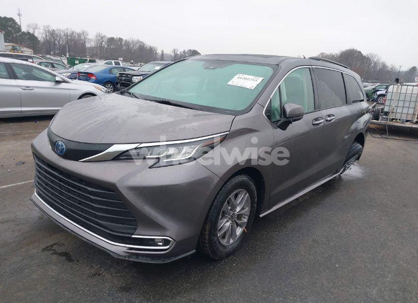 Photo 2 of 2022 Toyota Sienna XLE (VIN 5TDYRKEC1NS100619)