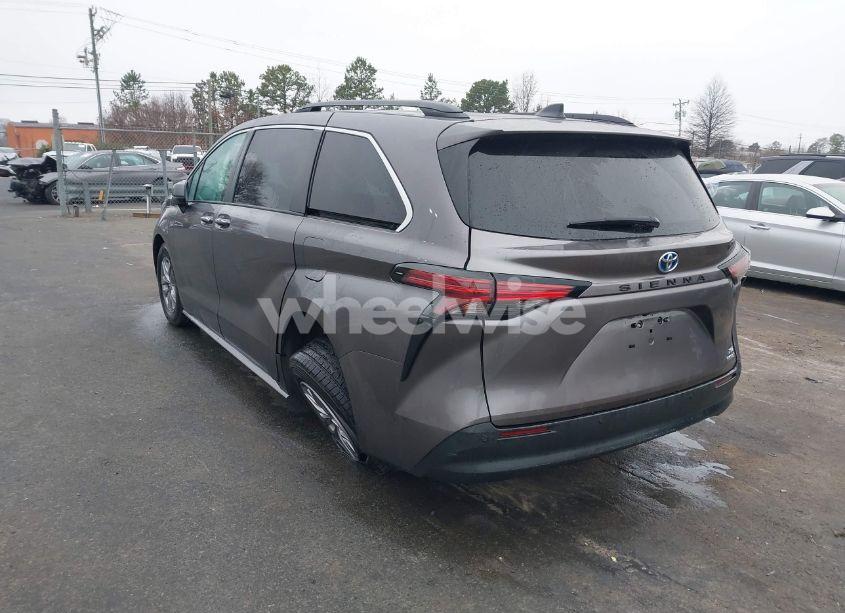 Photo 3 of 2022 Toyota Sienna XLE (VIN 5TDYRKEC1NS100619)